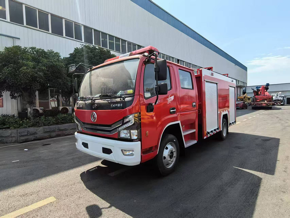 东风4吨水罐150马力消防车
