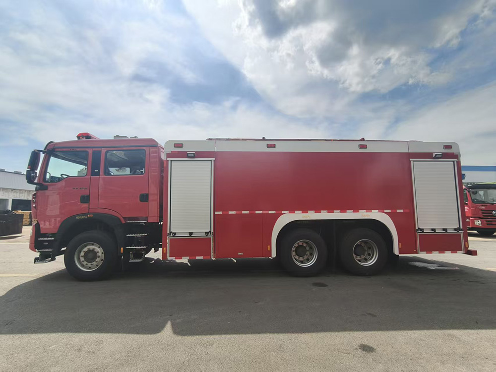 重汽豪沃16吨水罐消防车