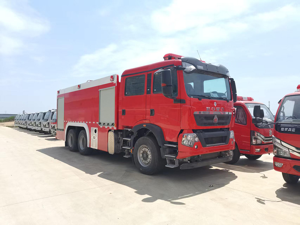 重汽豪沃12吨泡沫消防车（545马力）