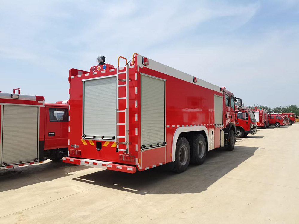 重汽豪沃12吨泡沫消防车（545马力）