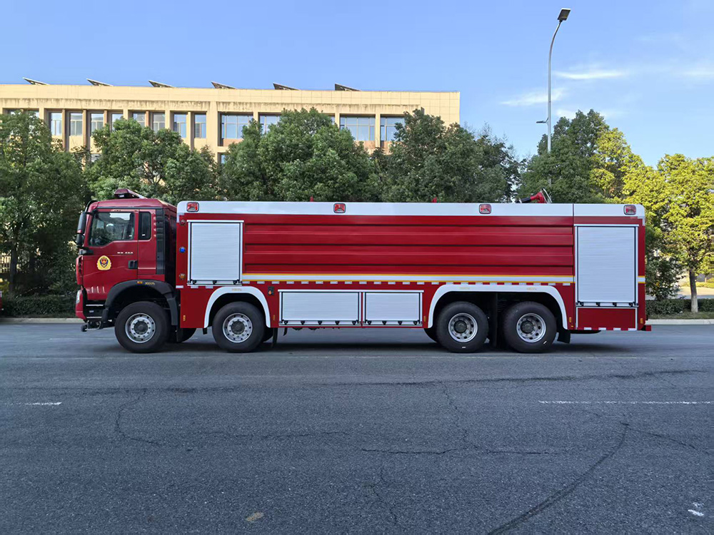 重汽豪沃25吨泡沫消防车（单排465马力）