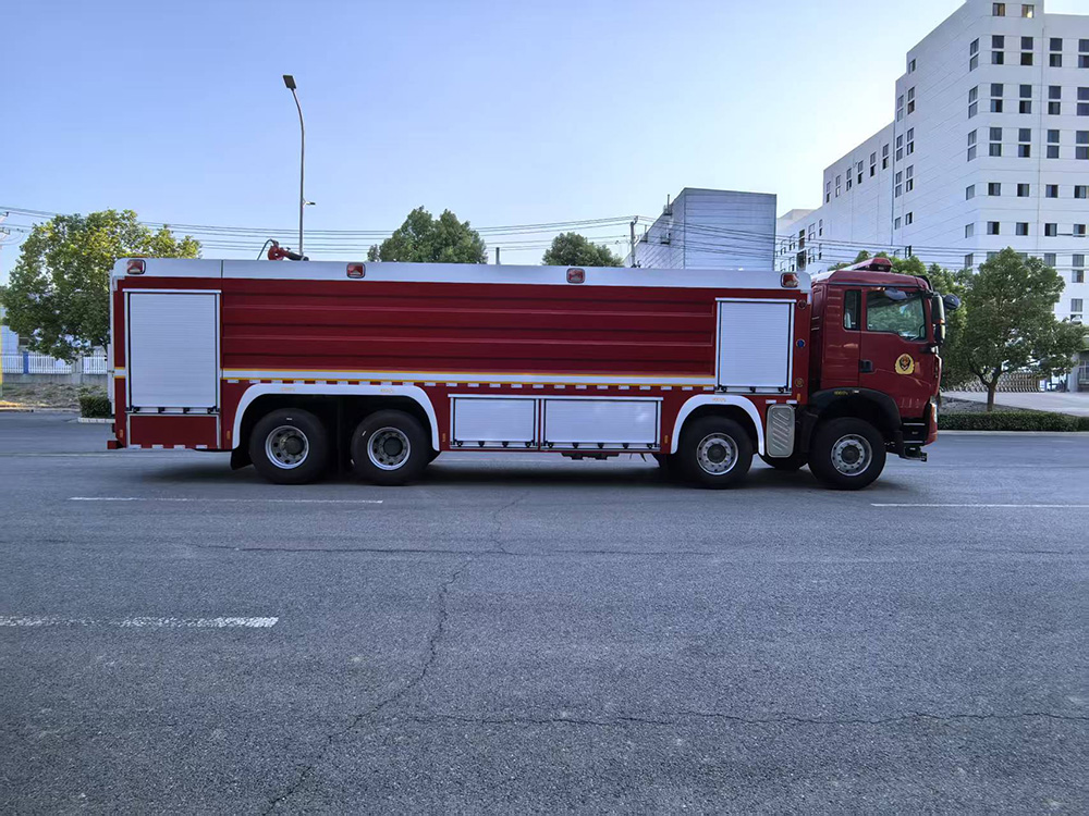 重汽豪沃25吨泡沫消防车（单排465马力）